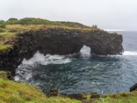 Beim Felstor branden Wellen gegen die Steilküste - Lajinha - Faial